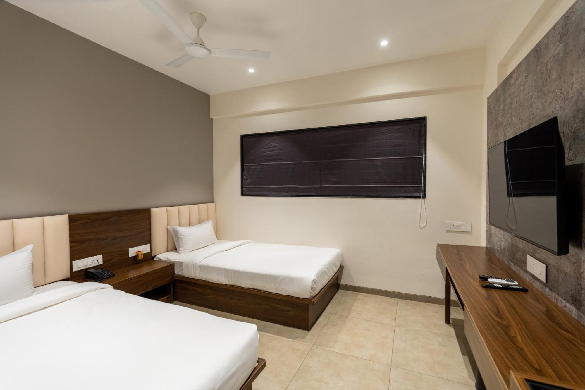 The Living Hub Business Hotel, 戈尔哈布尔 外观 照片