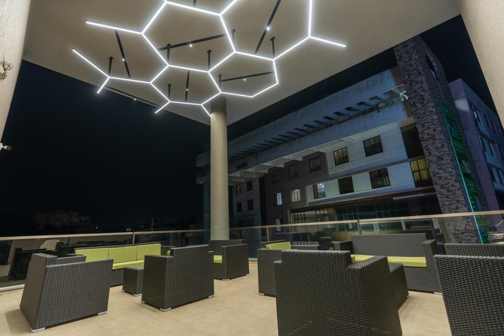 The Living Hub Business Hotel, 戈尔哈布尔 外观 照片
