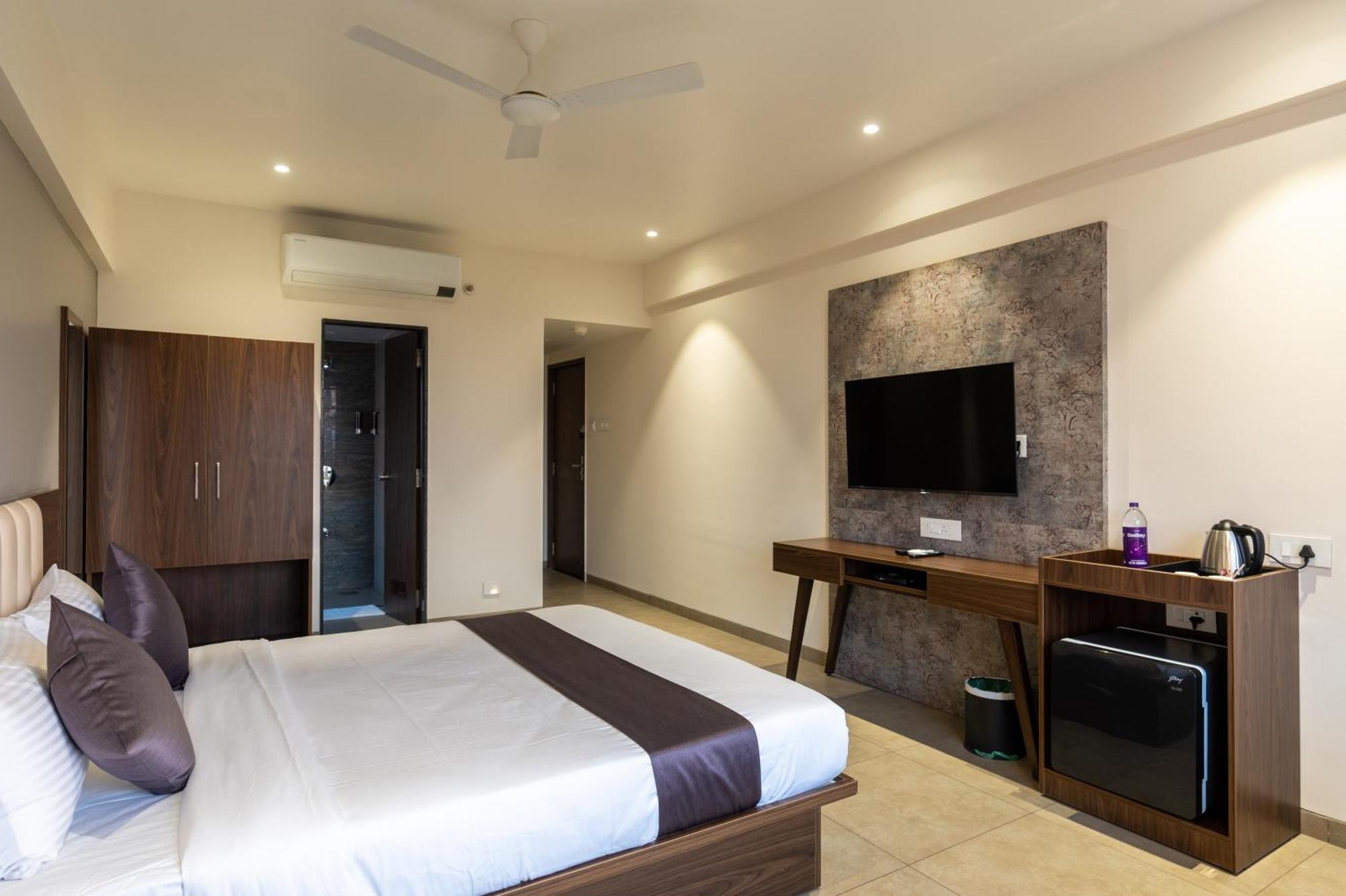 The Living Hub Business Hotel, 戈尔哈布尔 外观 照片