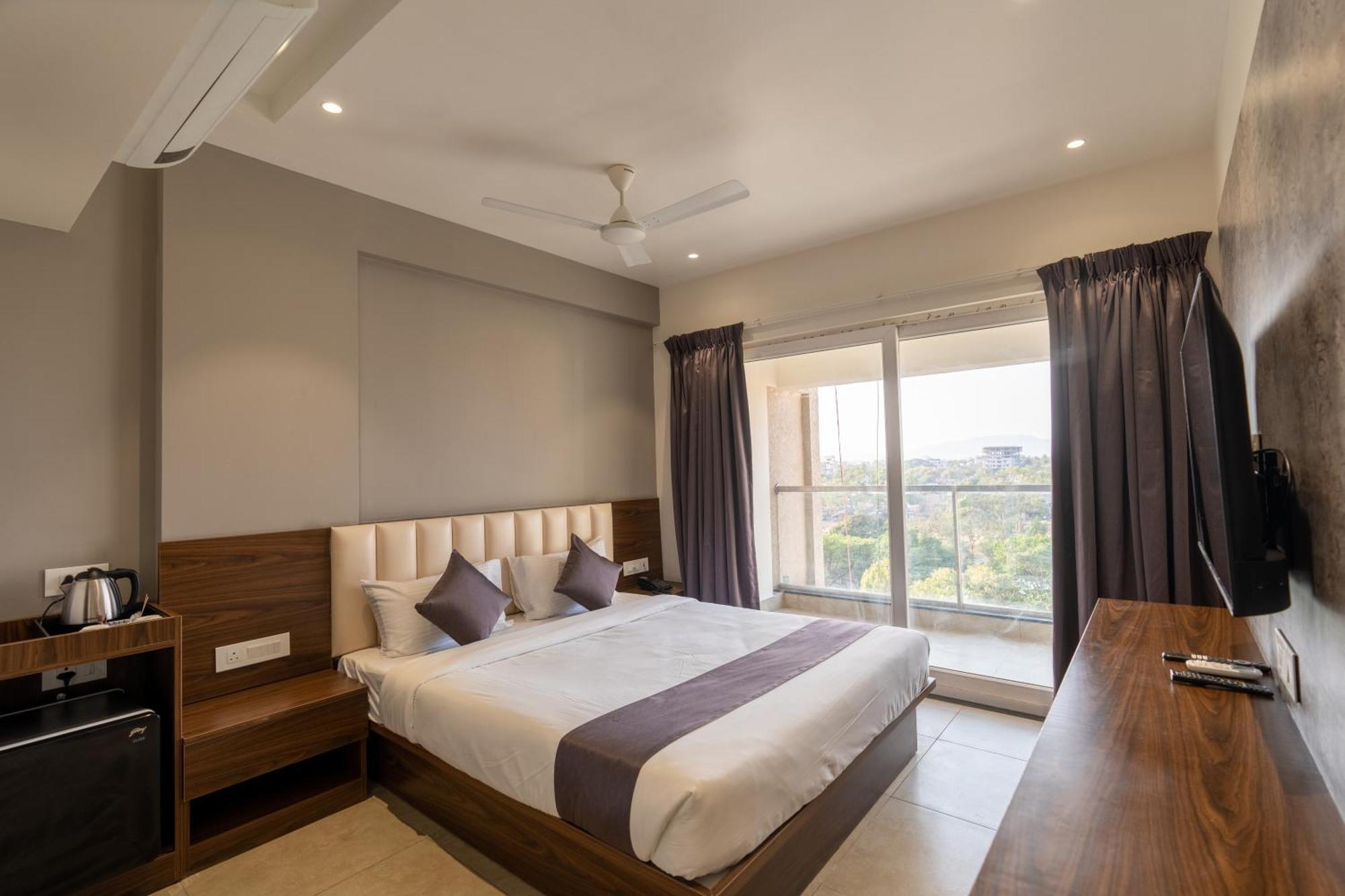 The Living Hub Business Hotel, 戈尔哈布尔 外观 照片