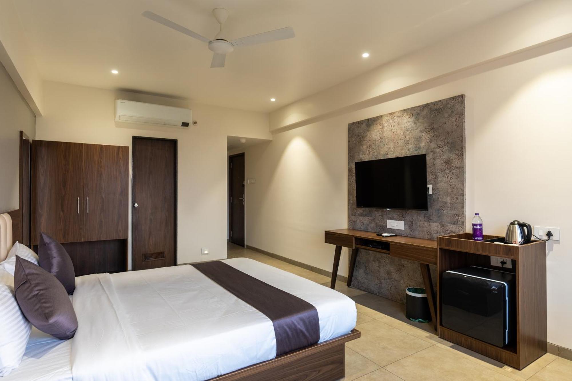 The Living Hub Business Hotel, 戈尔哈布尔 外观 照片