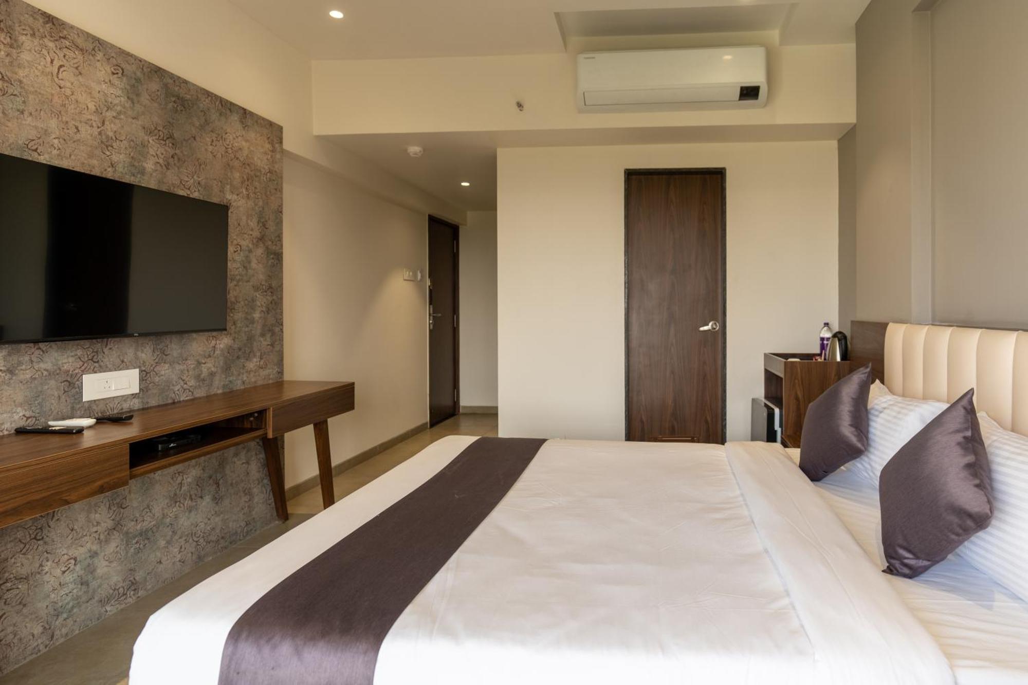 The Living Hub Business Hotel, 戈尔哈布尔 外观 照片