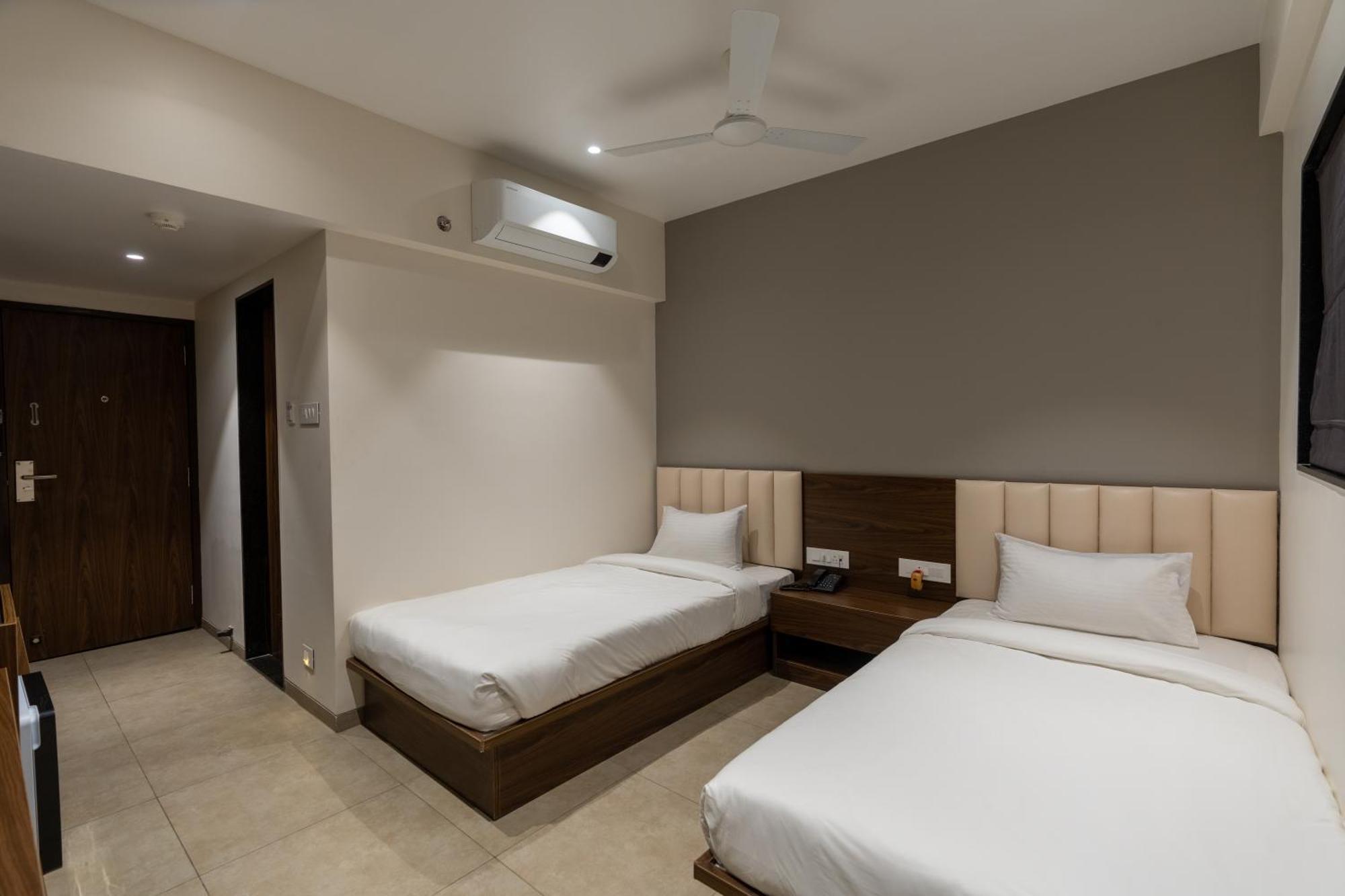 The Living Hub Business Hotel, 戈尔哈布尔 外观 照片