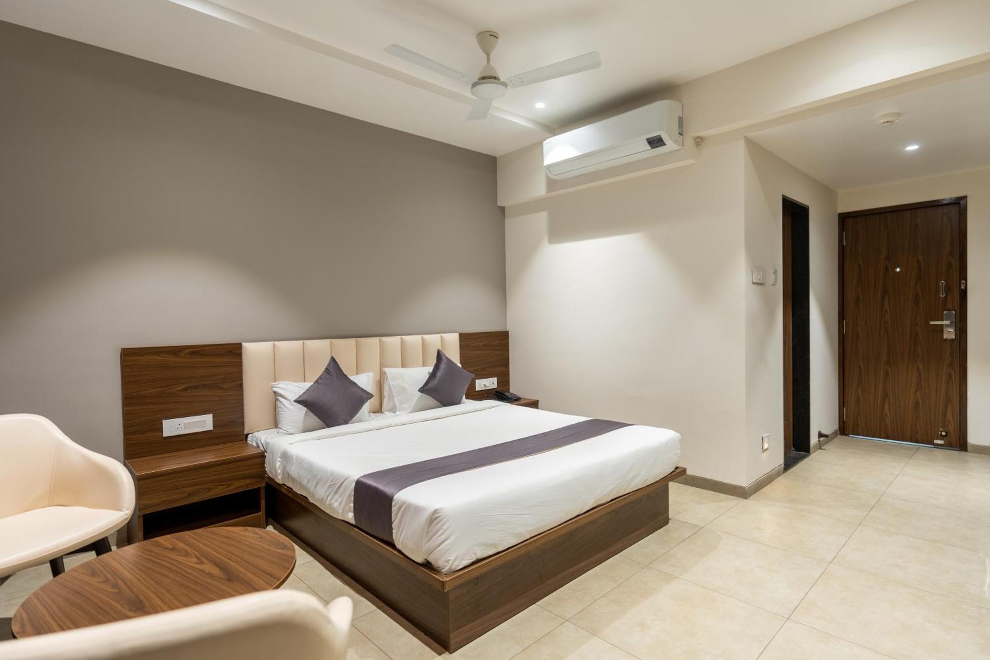 The Living Hub Business Hotel, 戈尔哈布尔 外观 照片