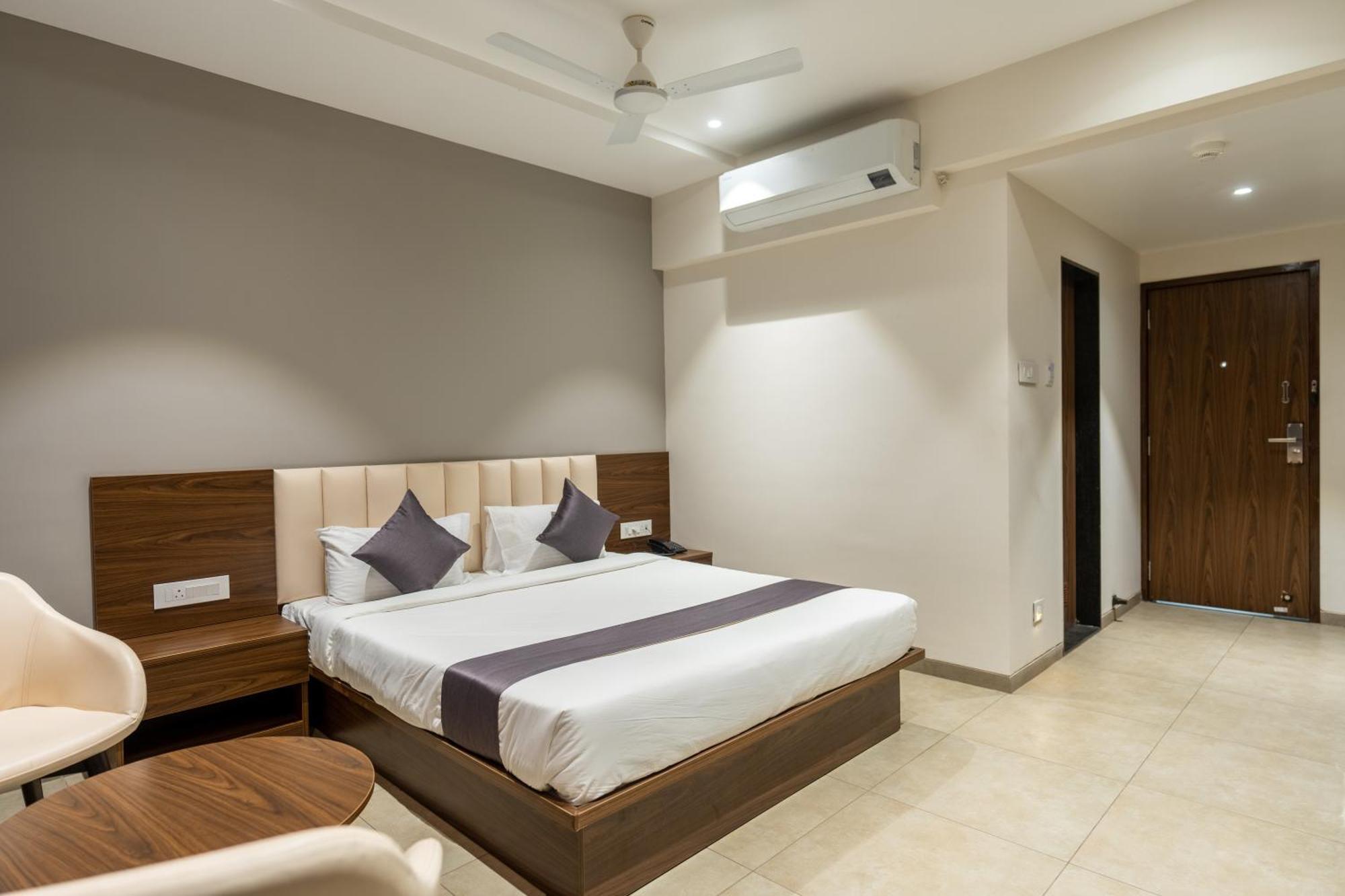The Living Hub Business Hotel, 戈尔哈布尔 外观 照片