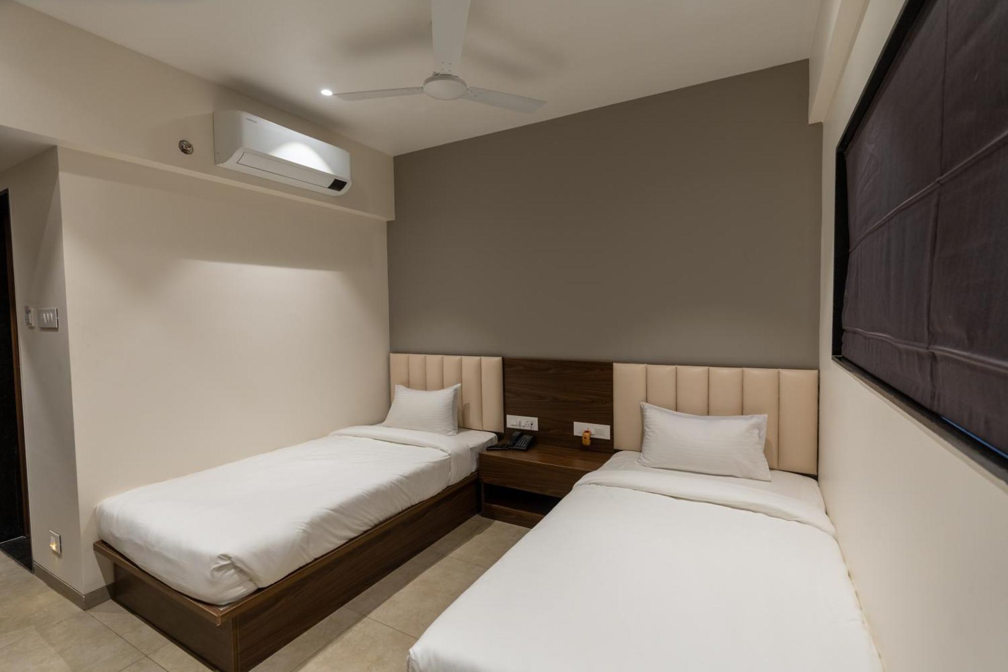 The Living Hub Business Hotel, 戈尔哈布尔 外观 照片