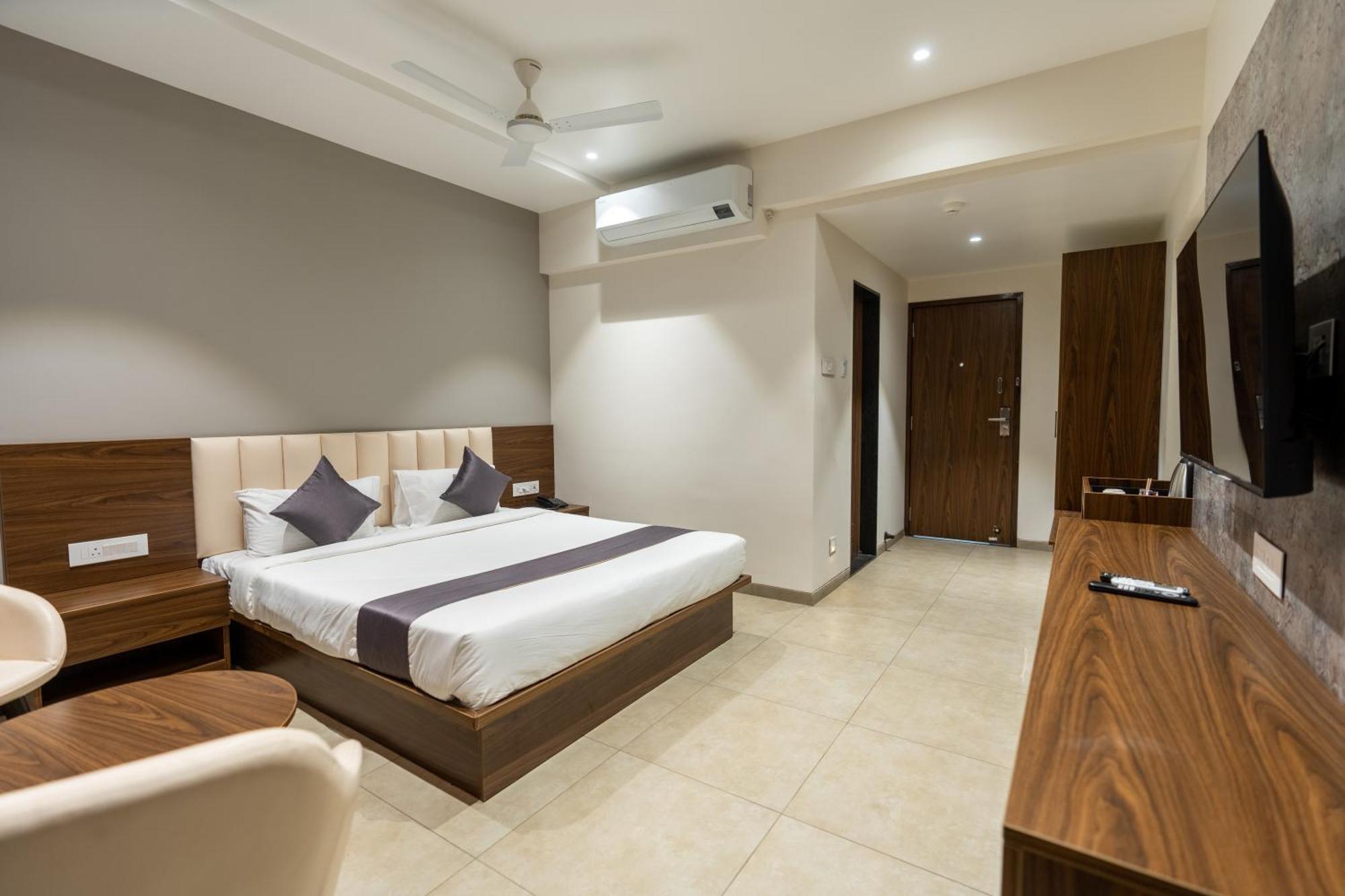 The Living Hub Business Hotel, 戈尔哈布尔 外观 照片
