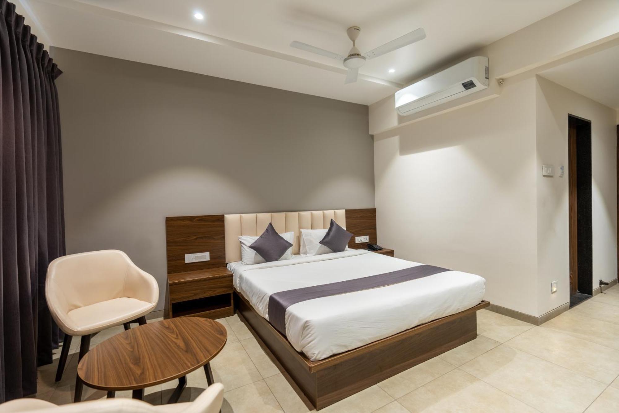 The Living Hub Business Hotel, 戈尔哈布尔 外观 照片