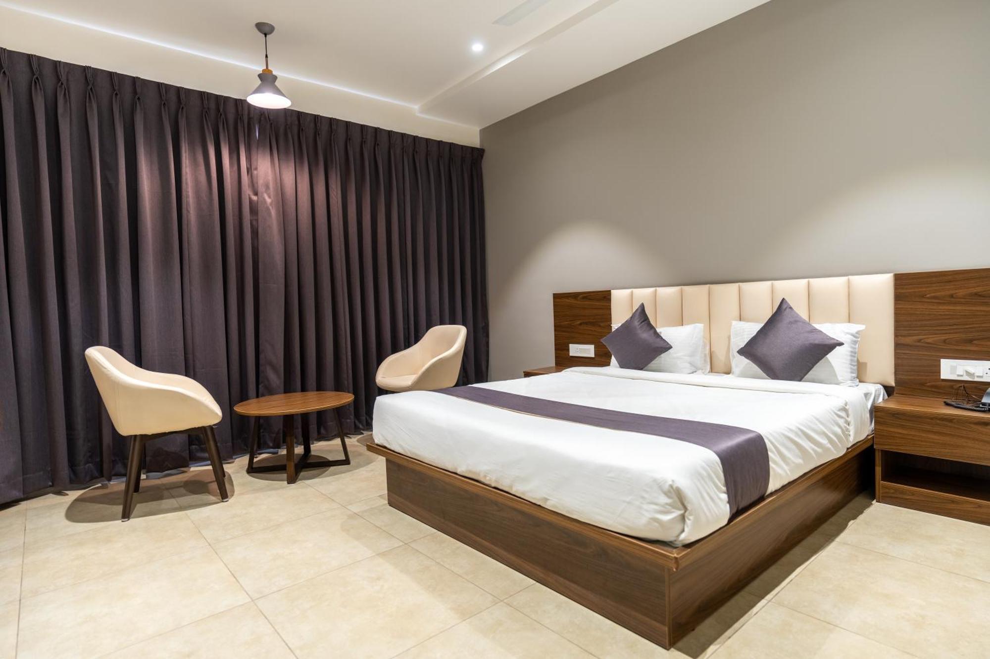 The Living Hub Business Hotel, 戈尔哈布尔 外观 照片